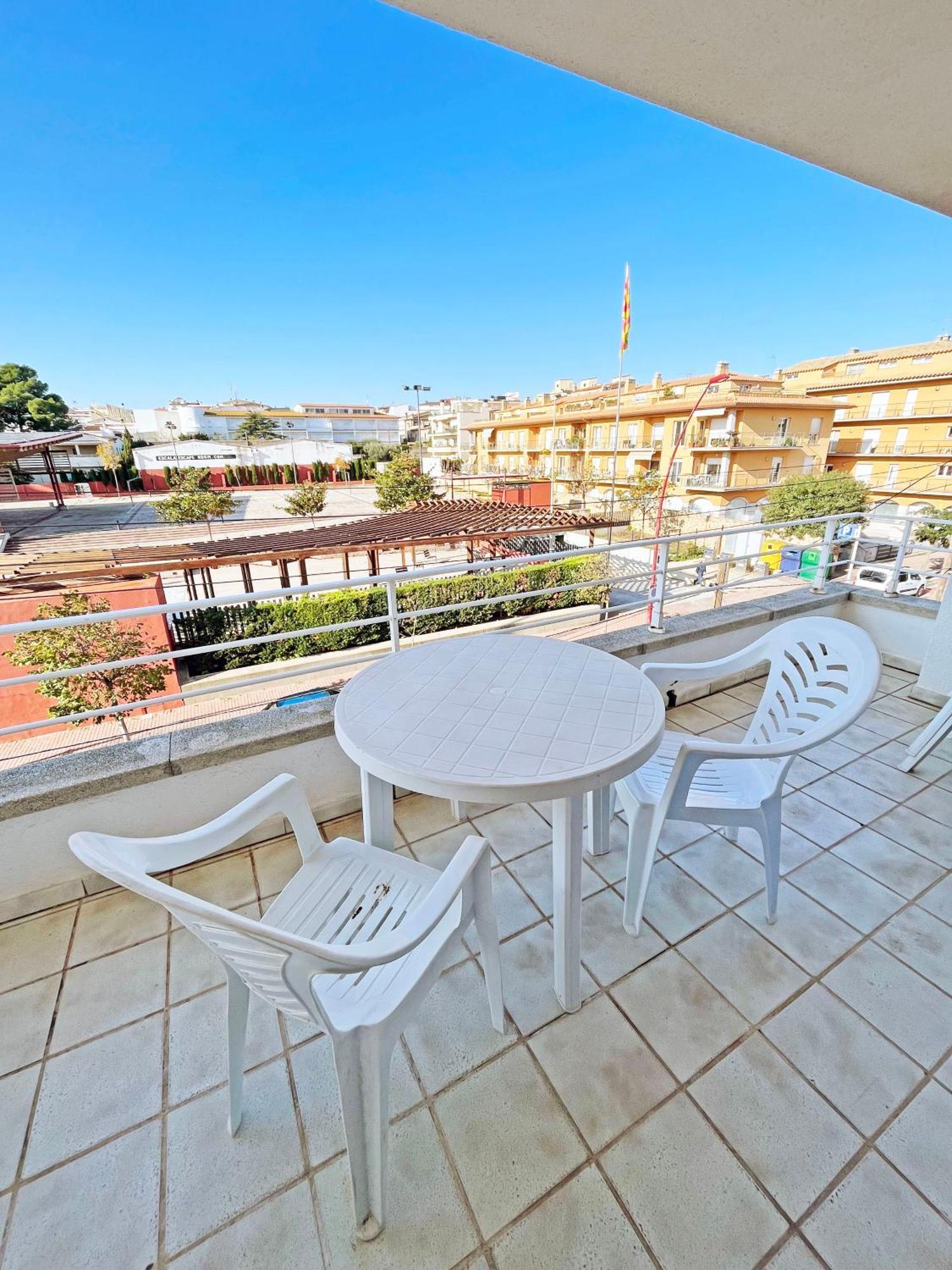Apartamento De 3 Habitaciones En El Centro L'Escala Exterior photo